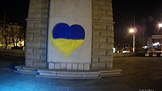 V noci na ned�li se na pomníku rudoarm�jce v Brn� objevilo srdce v barvách...