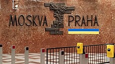 Ukrajinská vlajka pod mozaikou Moskva Praha ve stanici praského metra Andl....