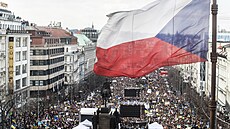 Desetitisíce lidí protestovaly v Praze na Václavském náměstí proti ruské invazi...