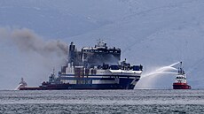 V Jónském moři u pobřeží ostrova Korfu v pátek nad ránem hořel trajekt. (20....