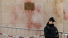 Demonstranti na protestu p�ed ruskou ambasádou v Praze post�íkali ze� budovy...