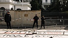 Demonstranti na protestu před ruskou ambasádou v Praze postříkali zeď budovy...