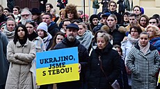 Na protest proti napadení Ukrajiny Ruskem se seli lidé 24. února 2022 u sochy...