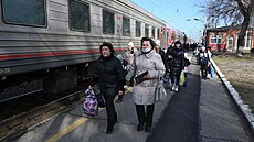 Lidé z Donbasu pijídí do ruského Taganrogu. (20. února 2022)