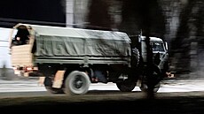 Ruské armádní vozidlo pijídí do msta Donck na východní Ukrajin. (22. února...