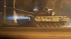 Ruský tank projídí ulicemi msta Donck na východní Ukrajin. (22. února 2022)