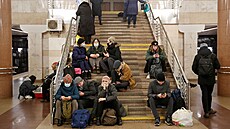 Lidé se ukrývají ve stanici kyjevského metra poté, co ruský prezident Vladimir...
