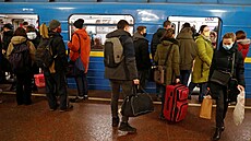 Lidé nastupují do kyjevského metra se svými zavazadly poté, co ruský prezident...