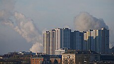 Sobotní ráno v Kyjevě. Po nedávném odstřelování stoupá ze zasažených objektů...