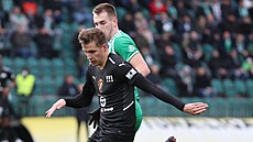 Ostravský Arom Koncevoj kontroluje mí v utkání proti Bohemians.