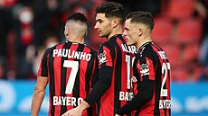 Fotbalisté Leverkusenu se radují z gólu, který vstelil Lucas Alario...