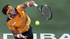 Ji�í Veselý servíruje ve finále turnaje v Dubaji.