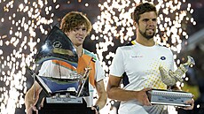 Vít�z Andrej Rubljov (vlevo) a pora�ený Ji�í Veselý po vzájemném finále na...