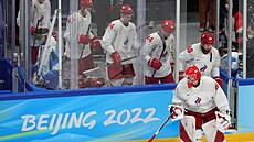 Ruský hokejový tým pivádí na led k olympijskému finále branká Ivan Fedotov.