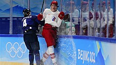 Finský obránce Mikko Lehtonen (4) dohrává ruského forvard Dmitrije Voronkova u...