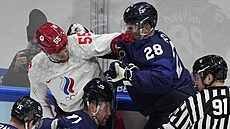 Ruský úto�ník Vladimir Tka�ov (55) se po��uchuje s finským forvardem Joonasem...