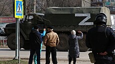 Vojenská vozidla jezdí po ulici v Armjansku. Armjansk je město na v severním...