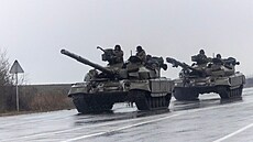 Vojenská vozidla jezdí po ulici v Mariupolu. (24. února 2022) | na serveru Lidovky.cz | aktuální zprávy
