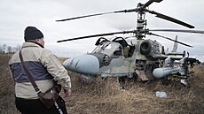 Ruský bojový vrtulník Ka-52 v poli po vynuceném přistání u Kyjeva na Ukrajině....