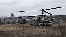 Ruský bojový vrtulník Ka-52 v poli po vynuceném pistání u Kyjeva (24. února...