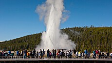 Vítejte v Yellowstonu, prohlídka m��e za�ít. Co t�eba u gejzíru vý�ky v�áku?