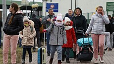 Lidé přijíždějí na hraniční přechod mezi Polskem a Ukrajinou poté, co Rusko...