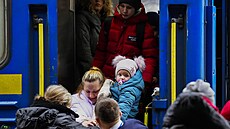 Lidé prchající ped konfliktem ze sousední Ukrajiny pijídjí na vlakové...