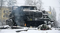 Pohled ukazuje fragmenty zniených vojenských vozidel v Charkov na Ukrajin....
