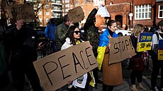 Demonstranti protestují p�ed ruskou ambasádou v Londýn� (25. února 2022)