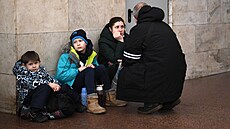 Kyjevské metro poslou�ilo rodinám i jednotlivc�m k úkrytu p�ed ruským...