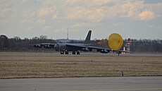 Americký bombardér B-52 na ostravském letiti v Monov (21. února 2022)