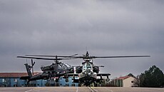 Americké bitevní vrtulníky AH-64 Apache v Litv