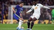 César Azpilicueta (Chelsea) obehrává Jonathana Bambu z Lille.
