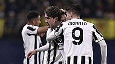 Duan Vlahovi pijímá gratulace od spoluhrá z Juventusu poté, co dal gól...