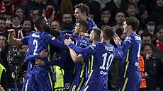 Fotbalisté Chelsea slaví branku v osmifinále Ligy mistr proti Lille.