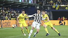 Álvaro Morata (Juventus) mezi dvma hrái Villarrealu.