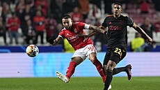 Nicolás Otamendi (Benfica) odehrává balon ped Sébastienem Hallerem z Ajaxu.