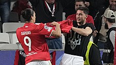 Roman Jaremčuk (Benfica) slaví s Darwinem Núňezem gól proti Ajaxu. Na podporu...