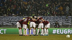 Týmová porada fotbalist� Sparty p�ed utkáním v Konferen�ní lize proti Partizanu...