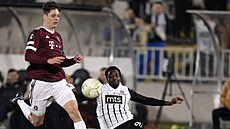 Ladislav Krejí mladí (Sparta) dobíhá padajícího Queensyho Meniga (Partizan)