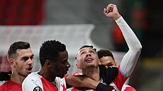 Ivan Schranz (Slavia) posílá pozdrav do nebe po gólu do sítě Fenerbahce.