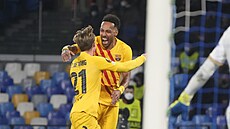Frenkie de Jong a Pierre-Emerick Aubameyang se radují z barcelonského gólu...