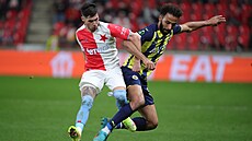 Srdjan Plavi (Slavia) a Nazim Sangaré z Fenerbahce.