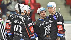 Hokejisté Karlových Var se radují z gólu Petra Koblasy.