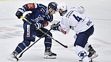 Liberecký Jakub Rychlovský se sna�í projít p�es Jakuba Kindla z Plzn�.