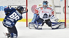 Adam Dvo�ák pálí na kladenského branká�e.