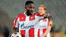Gabonský fotbalista Guélor Kanga z CZ B�lehrad b�hem víkendového derby s...