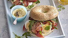 Bagel s vejci a slaninou