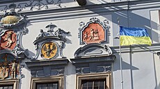 Na českobudějovické radnici vlaje ukrajinská vlajka.