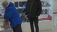 Mu�e ve zlatnictv� ve Strakonic�ch zachytila bezpe�nostn� kamera.